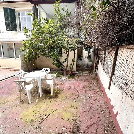 106 - T2 Avec Jardin Dans Une Ancienne