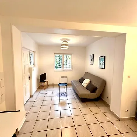 106 - T2 Avec Jardin Dans Une Ancienne Apartment
